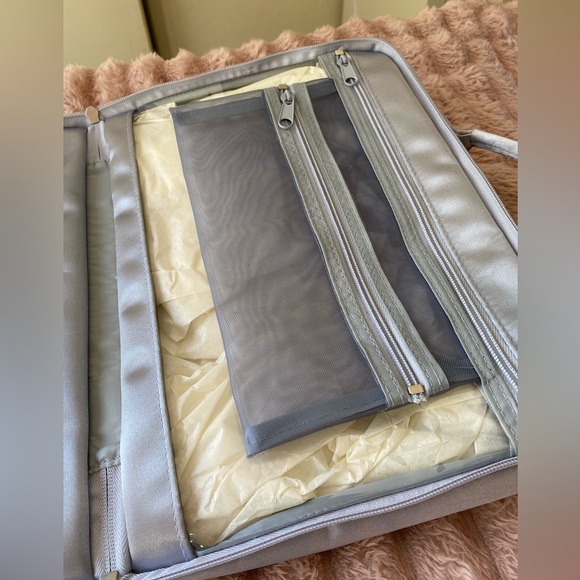 Zip toiletries bag - Picture 7 of 8